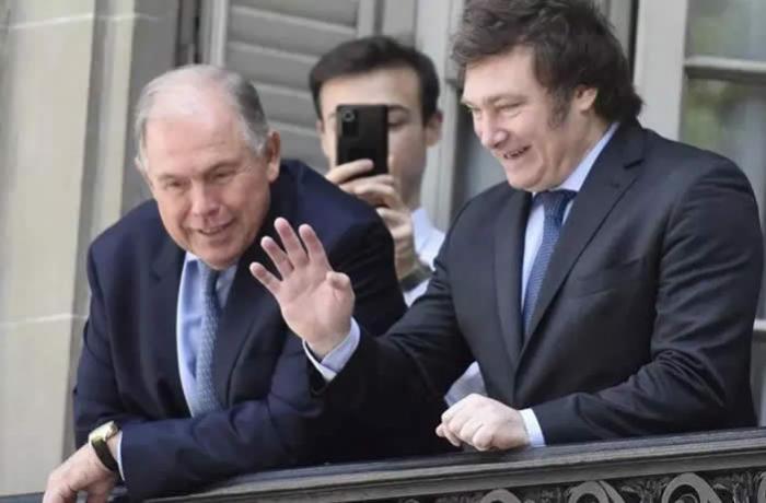 El canciller argentino Gerardo Werthein, con Milei en un balcón del Palacio San Martín, en la sede de la Cancillería Argentina. / EFE El canciller argentino Gerardo Werthein, con Milei en un balcón del Palacio San Martín, en la sede de la Cancillería Argentina. / EFE